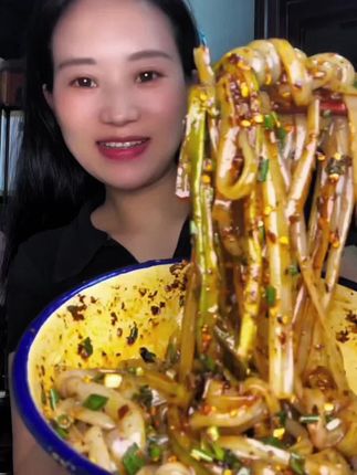 天热来一碗挠凉粉,清凉又爽口。这个粉吃起来特别有劲道,而且不用煮不用泡,有麻酱和香辣两个口味。懒人吃法,直接倒入搭配好的调料包,冰冰凉凉,爽口又解腻。#挠凉粉 #凉粉