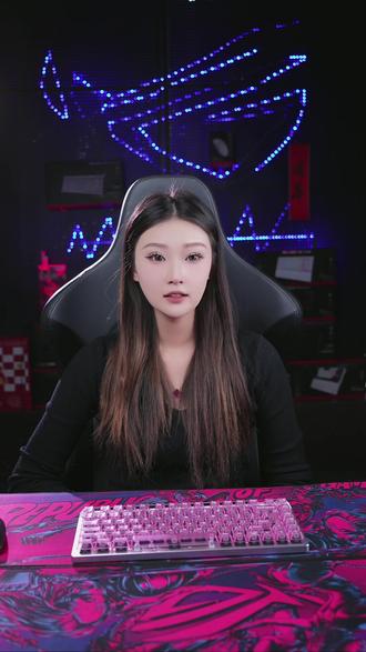 ROG75HE大变身 HelloKitty换 高级蓝透西湖水 谁懂啊家人们!主播亲手给 ROG 魔导士 Ace 75HE 换键帽了!
从软萌粉 Hello Kitty 秒变 清冷高级蓝透西湖水,颜色绝绝子!💧
透光后直接美到心巴上,氛围感拉满!
重点是 75HE 支持热插拔,换键帽超轻松,客制化自由 get√
👇同款西湖水键帽 + ROG 键盘都在橱窗,手慢无!
#ROG外设 #ROG键盘 #ROG魔导士75HE #键帽推荐 #西湖水键帽