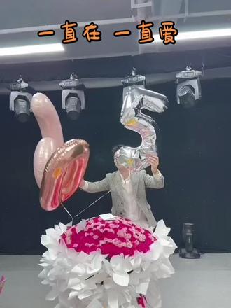 谢谢男神和506的宝子们的爱护,一句谢谢啦包含了太多千言万语。#男神#江助理@江子杨⁵⁰⁶-星城