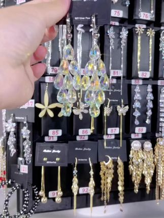 #美出高级感 #这也太好看了 bling~bling的耳环来喽,度假 逛街 约会 聚会皆可搭,喜欢的姐妹点击左下方小黄车直接购买~#仙女必备 #首饰分享 #耳饰