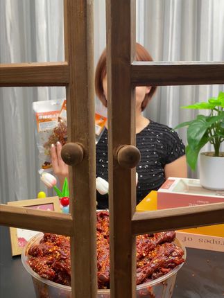 我爷爷卖这个鸭小腿卖了一辈子 我爸爸卖这个鸭小腿卖了半辈子 现在轮到我大学毕业来继承家业了#零食推荐 #解馋