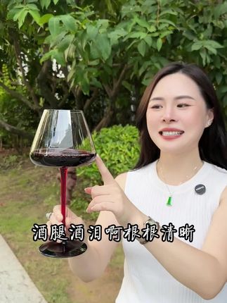 会送礼的人呀,到哪都吃的开~中秋为大家准备的#红酒礼盒,定制的金属拉丝珠光水立方工艺手提礼箱,送礼够档次有面子!#好喝不贵#性价比高的酒#中秋好礼#进口干红