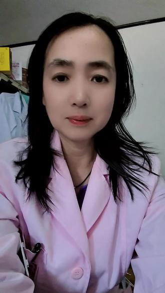维生素D3最核心的作用就是帮你补钙、强骨骼、强免疫,比普通维生素D更实用
主要功效
1. 促进钙吸收,强骨健齿- 没有D3,吃再多钙也难吸收
- 预防儿童佝偻病、成人骨质疏松、腰酸背痛、腿抽筋
- 保护牙齿,减少蛀牙、牙齿松动
2. 增强免疫力- 调节免疫细胞,减少感冒、反复感染
- 换季、熬夜、体质弱的人补了更明显
3. 改善情绪、缓解疲劳- 被称为“阳光维生素”,和心情、睡眠相关
- 缺乏容易乏力、情绪低落、没精神
4. 保护肌肉,减少抽筋- 改善小腿抽筋、手脚发麻、肌肉无力
- 对中老年人、运动人群都友好
5. 辅助维护心血管健康- 参与血压、血糖调节,对代谢有好处
6. 对孕期、哺乳期很重要- 帮助胎儿骨骼发育,降低孕妈缺钙、抽筋风险
简单记
- 想补钙、长高、防骨质疏松 → 施力源D3必补。