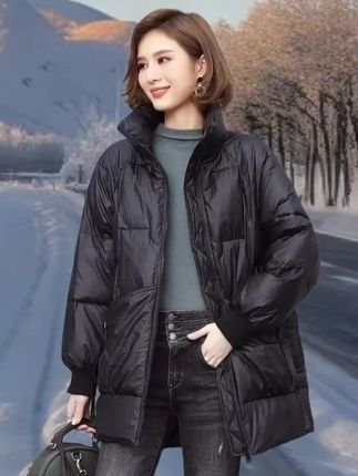 秋冬韩系大码棉服:显瘦与温暖,我全都要 谁说大码女孩穿棉服只能裹成“小团子”?这件韩系中长款棉衣,用利落剪裁藏住肉肉,上身自带显瘦buff,轻松穿出纸片人既视感。 精选加厚保暖棉填充,寒风再烈也能牢牢锁住温度,秋冬通勤、周末逛街穿都合适。简约设计不挑搭配,搭牛仔裤是休闲范儿,配半身裙又甜又飒,一件解锁N种时尚造型,让你整个冬天温暖又出彩!#外套穿搭 #外套#秋冬外套