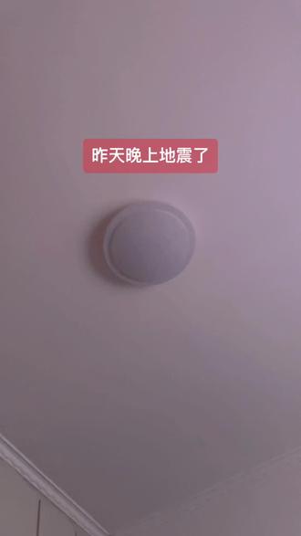 #地震 #遇到事情不要慌 小时候我们农村就有很多人家在院子里盖地震屋子,我和奶奶在一起睡觉,记得奶奶把床底下都铺上麦秸,告诉我们地震来了就钻到床底下,现在过去40年了,地震真的来了,不过我睡着了😁😁