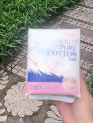 姐妹们,我最近发现了一款宝藏卫生巾,就是这个淘淘氧棉的天山白系列,它是消毒级的,而且还是纯棉的,特别适合我们女生生理期的时候用。它摸起来很柔软亲肤,还很透气舒适,吸水性也很好,量再多也不怕了,有了它再也不用担心不舒服了,真的是一款福音卫生巾啊!@DOU+小助手 @DOU+好生意