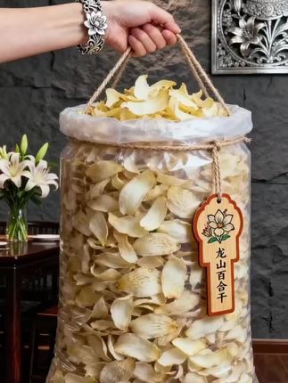 湘西龙山百合干货,选自当地高海拔种植的优质百合,遵循传统自然晾晒工艺,无硫无添加,留住百合本真的清甜与营养。 每一片都厚实饱满,色泽是自然的淡黄乳白,纹理清晰可见——泡发后软而不烂,煮进银耳羹里吸满汤汁,咬着带劲;掺进小米粥里,熬出淡淡的清香,连不爱吃杂粮的孩子都能多喝两碗。 不用费心挑拣,不用长时间浸泡,下班回家随手抓一把,无论是炖甜汤、煮糖水,还是蒸糕点、煲肉汤,都能轻松提升风味。这袋来自龙山的百合干货,装的是山野的纯净,给的是日常的便捷,让你在家也能轻松享受到湘西的温润滋养。 #强烈推荐#龙山百合干#百合干货#湘西龙山百合干#莲子百合银耳羹@DOU+小助手 @抖音小助手
