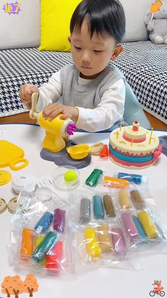 【面条彩泥】捏一捏按一按我们一起做大餐,彩虹面条开餐啦 不仅有面条🍜,饺子🥟还有冰淇淋🍦和小甜点🧁🎂🍡
✅材质健康宝妈宝爸不用担心
✅密封收纳起来可以反复使用
✅锻炼宝宝动手能力,全家一起玩谁大厨师 #彩泥 #亲子互动 #儿童玩具 #过家家玩具 #动手能力