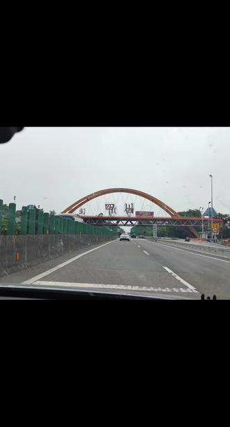 #李伯清可惜你没来过四川你也不懂李伯清
不管人生如戏戏如人生也好,那么既然是戏,只要在我没有退场之前,我们希望是不是演的认真一点,努力一点。当然当你走舞台上退下拿我来讲,你认不认真也无所谓了。所以因此呢.我觉得应该认真的对待生活,认真的对待这一场戏,这才是不枉自戏如人生,人生如戏
