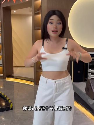 姐妹们,夏天到了,给大家推荐一款超舒服的吊带背心!它是这种无痕的设计,穿上后完全不会勒肉,而且超级百搭,不管是搭配短裤、裙子还是外套都很好看。它非常轻盈透气,就算连续穿一礼拜也不会觉得闷热,有了它再也不用担心自己不会穿搭了,赶紧叫上你的小姐妹一起入手吧!超好搭配的一件背心,品质感也足足的!#今天穿什么 #梨形身材腿粗 #早春穿搭 #显瘦穿搭 #时髦精