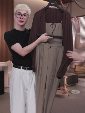 #孟子义芭比粉版莎士比哑 QIAOLA/乔拉【秋意暖咖】秋季针织层次感通勤百搭时尚上衣长裤预售#显高显瘦穿搭 #穿出高级感 #显瘦穿搭 #乔拉