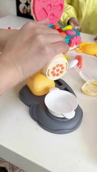 小朋友特别喜欢的面条机,蛋糕套装,可以做任意美食,小朋友玩的可开心了##过家家玩具 #彩泥#迷你厨房 #儿童玩具