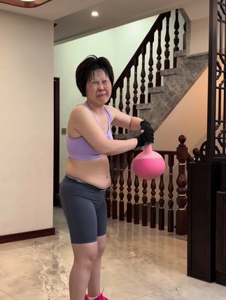 三胎宝妈从122到98,亲身经历告诉你,这玩意确实管用,在家不跑不跳,一把壶铃一个动作锻炼全身,期待你的蜕变#壶铃 #居家锻炼 #好身材练起来