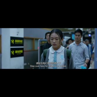 18岁那年,她选择了一条没人教过她对错的路。 《过春天》不是一部好看热闹的青春片,
它更像是一段被轻声讲出来的成长。
节奏慢、情绪压抑、结尾突然,
但看完之后,心里会空一块。
有些人,
能平安长大,
已经是用力活过了。
#过春天 #电影解说 #孙阳 #深影说