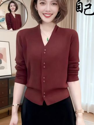 给妈妈的秋日温柔,这件针织衫也太懂微胖了吧! 终于给我家“时髦阿姨”挖到宝藏打底衫啦!V领一穿直接修饰颈线,妈妈说显脸小了一圈~ 宽松版型超藏肉,小肚腩、拜拜肉全遮住,微胖妈妈穿也超有松弛感。长袖厚度刚好,春秋单穿洋气,冬天搭外套也不臃肿。 软乎乎的针织面料,贴身穿一点不扎,妈妈洗了两次也没变形。基础款还特别好搭,配牛仔裤是休闲风,搭半身裙又很温柔,每天换着穿都不重样~ 真心建议给妈妈买衣服的姐妹试试,好看又实穿,她收到肯定超开心!#妈妈装推荐 #微胖妈妈穿搭 #春秋针织衫 #百搭打底衫