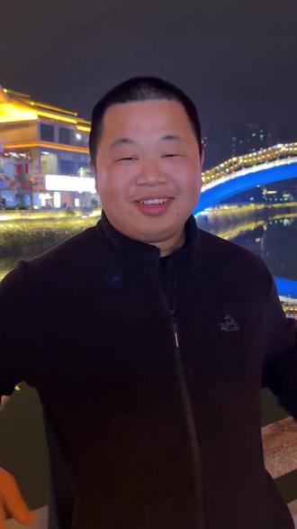 在衡阳没事就从后面跑出来一个人找他合照,吓得没什么笑容,到郴州终于开心了些#蓝战非骑行