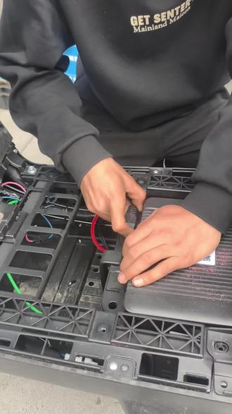 今天给雅迪的G26更换了一块锂电池 之前买雅迪G26出厂的话是配置了48伏23安时的铅铅酸电池,我有一块锂电,当时装了进去就没有买铅酸,这次直接把这个23安时的锂电更换成了30安时 扩大续航。#电动车锂电池 #天能锂电 #电动车铅酸换锂电