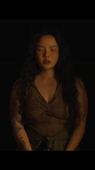 在亲密关系里,没有任何人可以保持主体 在一段关系中依然能够保持相对独立的“主体性”是一个非常美观的谬论。
当你真正的进入一段关系
就意味着:
你的气味会占据我的房间
你的情绪会左右我的节奏
你的欲望会驱使我的欲望
如果以上这些都没有发生只能代表一件事
你只是在自嗨,
你并没有进入关系
#主体性 #亲密关系 #哲学思考 #男女情感 #谈恋爱