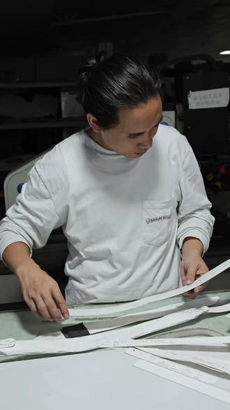 今天做了一款报童包,报童包是一款经典的包袋,其起源与19世纪末到20世纪中期在欧美城市街头工作的报童,但在现代生活中依然非常流行。
我采用了旧牛仔改造,碎布拼接,表面加上手工刺子绣工艺,让经典的包型用我的手法做成全新的不一样的新品!
五金采用的是真铜五金,让他充满复古与文艺气息,能轻松营造出文艺、知性又带点随性的风格。
报童包是一款“从功能中诞生,在时尚中重生”的经典包型。它的“灵魂” 来自于那段充满历史感的报童岁月,代表着务实、耐用和灵活性。当下则在于它将复古情怀与当代审美完美结合,成为一个既实用又能彰显个人品味的时尚配饰。#牛仔# #remake# #牛仔包 # #牛仔裤改造包包# #丹宁# #报童包 # #刺子绣 # #手工定制 # #创意牛仔# #复古包包