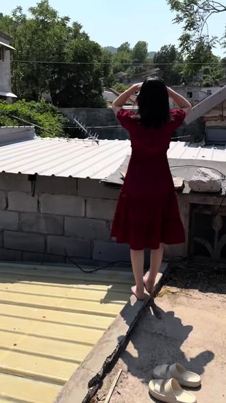 一个三甲医院医生说:“人只有在即将死亡的时候才能够明白这一切。人生其实就是一场骗局,最主要的任务根本不是买房买车,也不是即时行乐,这其实是欲望,不是真相。”人生就是一个梦,虚无缥缈并不真实。我们不要给自己那么多的使命感和过剩的责任感,在这个世界上,活着的我们和一只蚂蚁,一只昆虫,一只蚊子,一只甲壳虫,没有任何区别。当你走到了生命的尾声,蓦然回首,就会明白,我们追求的一切都恍若云烟,功名利禄终将变为尘土,恩怨情仇也终将随风飘散,我们在这个世 间最真实的需要,不过就是内心的感受而已。我们最根本的任务不是买房买车,不是让别人羡慕,也不是过的一定要比别人好,而是可以按照自己喜欢的方式度过一生。请记住你透支健康换来的优秀,不过是人事档案里随时可替换的几行宋体字。而单位的运转齿轮从未因此停滞半分。人生不是用红头文件丈量的,而是用看见花开、听见雨声的瞬间拼凑的。毕竟,你熬的夜、拼的命、流的泪,最后都成了档案袋里轻飘飘白A4纸,而你错过的晚霞、失约的晚餐、没牵到的手,才是永远无法补录的人生正文。