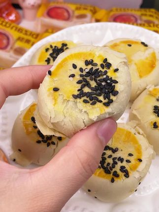 蛋黄酥巨好吃!吃一口酥香浓郁,多吃不腻,老人小孩都喜欢吃!