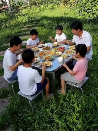 漂亮的折叠吃饭桌户外摆摊烧烤学习折叠不占地方不沾油污不锈钢折叠桌 #创作灵感 #不锈钢折叠桌#喜悦安家居百货