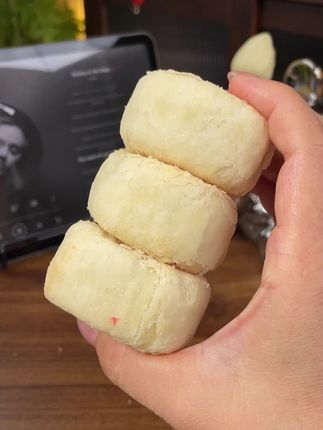 哇塞,没想到这个老式的月饼这么好吃,现做现发,还是我们小时候的味道,外皮是层层叠叠的酥皮,馅料也是特别的丰富,有白芸豆,核桃仁,西瓜仁等食材,尤其是里面的红玫瑰,口感更是让人惊艳,吃完真的巨满足,平时用它追剧或者用它当下午茶甜点都巨合适,今年就别再跟风买什么网红款了,试试长安的老味道吧#太好吃了 #追剧小零食 #月饼#中秋节#好吃到停不下来