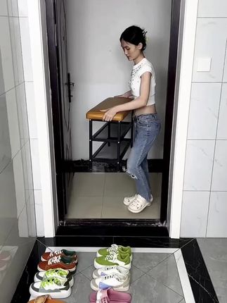 门口放一个这样的换鞋凳,不仅颜值高,还自带双层鞋架,可以放置鞋子加厚的软包装坐垫,坐上去换鞋真的是太舒服了。我老婆买的这个门口换鞋凳真是绝了,以前我家门口乱七八糟的,有了它之后一切都变得井然有序了。是一款双层的换鞋凳,北欧风的设计非常漂亮,而且它的质量非常好,采用加厚的软包设计,即使体重两百斤的人也能轻松坐下,坐着换鞋简直太舒服了,再也不用弯腰了。下面还有空间可以存放鞋子,我们一家人的鞋子都能放下。#好物推荐🔥 #抖音热搜 #日常分享