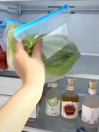 哎,用过才知道,这密封袋还是带拉链的更好用,他能冷冻能微波,这密封性也是没的说,用它储存食物,这冰箱再也不串味了,而且还能延长保鲜时间,出门带个贴身衣物,装个孩子零食,还真挺方便。价格不贵,整吧。