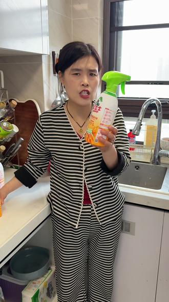 想要把厨房打扫干净少不了水卫士油污净,不刺鼻不伤手,去油嘎嘎好#油污净 #厨房清洁 #超便宜超划算 #好东西一起分享 #油污净一喷一擦