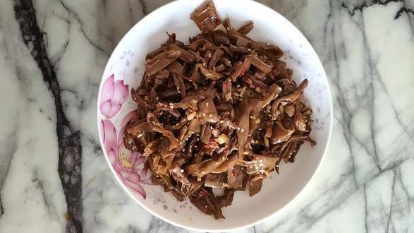 哈哈😃第一次自制肠皮 先卤后炒 还算成功