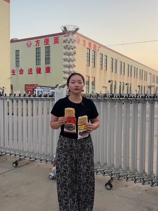 捏一捏 晃一晃 酥酥脆脆 麻辣鲜香,老北京干脆面很多8090后都吃过吧,焦香酥脆还是童年那个味!#老北京方便面 #好吃到停不下来 #南德方便面 #妈呀太香了 #童年记忆小零食