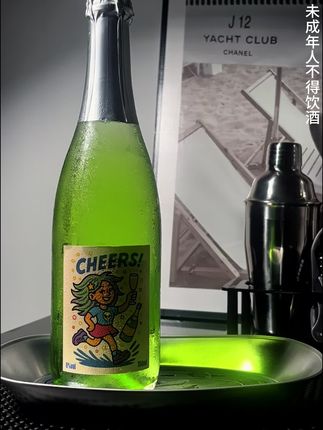💫"这瓶居然是气泡酒?!喝出了莫吉托的清爽感" 挖到神仙口味!青提+茉莉组合直接封神 仿佛把果园和花田一起装进瓶子里🍃 入口先是充沛气泡裹着青提清甜 随后茉莉幽香慢慢浮现 淡雅不抢戏 像喝带汽的果茶 冰镇后爽裂感满分 聚会带它秒空瓶!都说要立马回购 睡前小酌一杯 做梦都是茉莉香💤 #微醺时刻 #喝酒要微醺 #好酒推荐