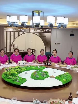 舞台上全力以赴,餐桌上尽情释放自我,这样的团队氛围怎能不爱?#最美的遇见 #又是开心的一天 #智慧乐坊文化传媒舞蹈