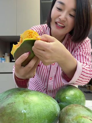 弟媳妇,今天中午过来告诉我,他买的芒果收到了,真的好大, 说实话今年都没有吃到过好吃的芒果,买了四五次了,放软的时候也坏了,这家芒果是买的第二次,除了太大一个人吃不完,其他的没毛病,果子挺好的