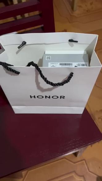 感谢老公宠爱,情人节送我一台新手机,是我喜欢的颜色