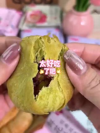 玫瑰花饼,甜而不腻,淡淡的玫瑰花香好吃不上火,关键价格便宜又实惠!#云南特产之鲜花饼 #好吃到停不下来 #妈呀太香了 #鲜花饼 #云南美食