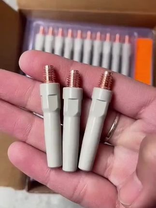 这种是传统导电嘴,容易粘渣烧坏。这种是新型涂层导电嘴,表面涂层材质不沾渣,出丝口更顺畅,焊接完成后轻微粘渣,轻轻一擦就干净了,耐用度是传统导电嘴的好几倍。