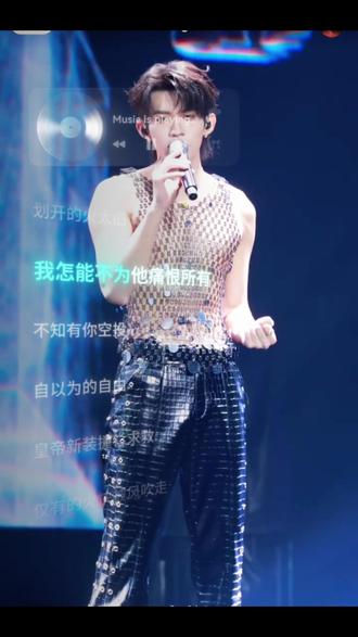 云旗香港场#不休# #创作灵感 “晚风漫过香江,歌声岁岁不休”
哈,云旗的胸肌还在喔,DDDD……#云旗 #不休 #舞台炸裂瞬间 @云旗Yunqi @抖音小助手
