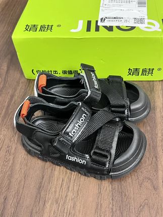 婧麒家这双儿童凉鞋不仅透气舒适,而且柔软防滑,让孩子走路更稳当。#高品质时尚童鞋 #婧麒童鞋 #儿童穿搭 #开学必备