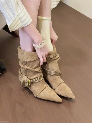 这双尖头堆堆靴也太有个性了吧!小众设计上脚真的超好看#堆堆靴 #好穿不累脚 #美鞋分享 #酷女孩穿搭