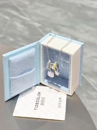 报告🫡hello kitty脑袋找到了人生项链! 女孩子尊的没办法拒绝这么可可爱爱的hello Kitty小项链呀~ 多巴胺色彩的设计,更有层次,初秋搭配我的长裙尊的好有氛围 戴在脖子上显白又浪漫,日光下blingbling✨的好闪~ #hellokitty #项链推荐 #七夕礼物 #礼物推荐 #穿搭分享