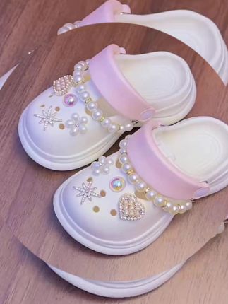 #洞洞鞋 真的太好看了吧,还是EVA材质的,柔软轻便,夏天玩水可以安排上了#儿童拖鞋 #女童洞洞鞋 #夏季必备@巨量千川 @抖音商城