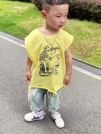 给家里的小小潮男备上这套痞帅套装吧!无袖字母背心+破洞牛仔短裤的经典组合,简单利落又带点小个性。 无袖设计清爽透气,字母印花添几分随性;牛仔短裤的破洞细节恰到好处,不夸张却足够吸睛。整套上身,潮酷感拿捏得稳稳的,跑跳玩耍都自在,让小男孩的夏日造型既舒适又有范儿~#夏季穿搭 #男宝穿搭