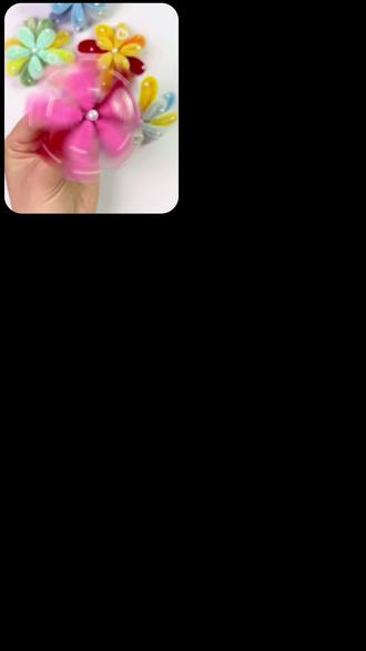 创意手工——会转的扭扭棒烟花饰品✨ 谁懂啊!旋转烟花小发夹+戒指也太可爱了吧🎆
手残党妈妈零难度,10分钟搞定,也可以和娃一起解锁的扭扭棒新玩法!做完娃直接戴手上头上炫耀~她说,这么多颜色我可以每天根据衣服颜色换着搭配了~哈哈😂
轻轻一拨就转个不停,五彩的烟花在手上和头上绽放,新年氛围感小饰品拿捏,低成本亲子手工,快和娃一起玩起来吧!
✨准备材料
各色扭扭棒、小轴承、大小珍珠/小饰品、胶枪
#亲子手工 #扭扭棒教程 #手工DIY #幼儿园手工 #新年手工