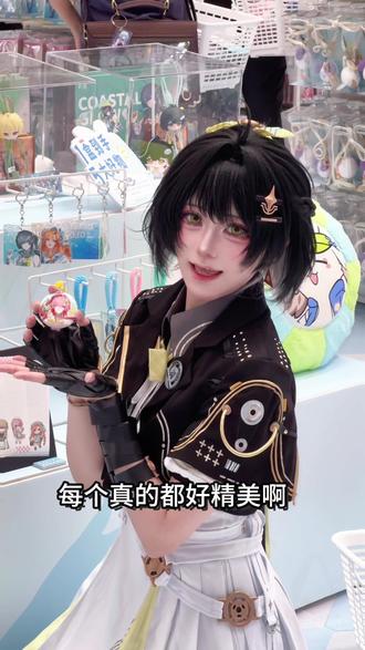 和双胞胎妹妹一起出cos去鸣潮名创优品快闪~ #鸣潮名创优品联动 #鸣潮 #名创优品联名 #cos #漂泊者