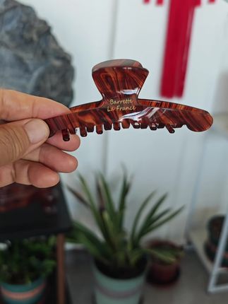 #好看发夹种草 #属于爱美的姐妹 姐妹们赶紧来看这个抓夹吧,醋酸材质抓夹质感满满的,手感细腻顺滑不伤发丝,无论你是何种发量都能用,两种尺寸几个颜色,它都是你通勤旅行上班派对的不二之选,能把你凌乱的发饰打理的与众不同,让你在众人中成为气质女神#小众别致发卡