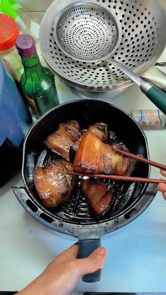 用空气炸锅炸烧肉,安全的很 #家常菜 #第一视角 #男人会做饭生活更浪漫 #烧肉