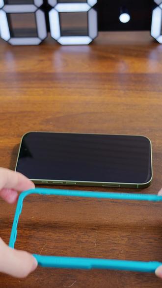 三步贴好的手机膜,耐磨耐磕碰,日常使用巨安心! #闪魔 #闪魔钢化膜 #贴膜小技巧 #一加手机 #数码配件