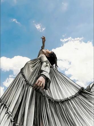 填色变装新玩法!OOTD秒变潮流达人(教程) 最近这种填色变装视频太火了,非常适合潮流人士展示OOTD穿搭,教程如下:
第一步,生成图片。通过这个常用的AI工具(jianying),上传图片输入提示词,生成变装前的白色线框图片,提示词如下:将人物的服装渐染成简洁的黑色线条素描,画面简洁,不着色,线条流畅,阴影极少。类似于叠加在真人身上的时尚草图。不得改变人物的面部和头发。保留面部、头发、脖子及手腕、脚的肌肤质感。其他的包括环境不变,面部和肌肤颜色不变
第二步,生成变装视频。将变装前后的两张照片导入剪辑,转场方式用丝滑运镜,然后输入转场提示词就可以啦
特别申明:本视频使用AI工具生成,仅供个人练习,无不良引导
#图片设计 #AI工具 #AI设计 #剪映 #OOTD